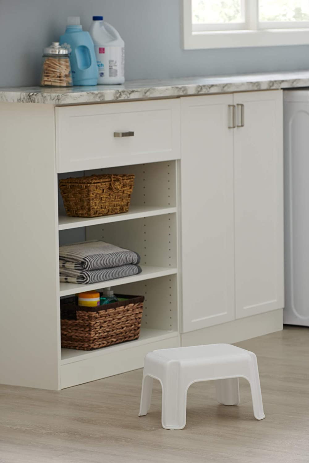 Rubbermaid Basic 1-Step Stool, White