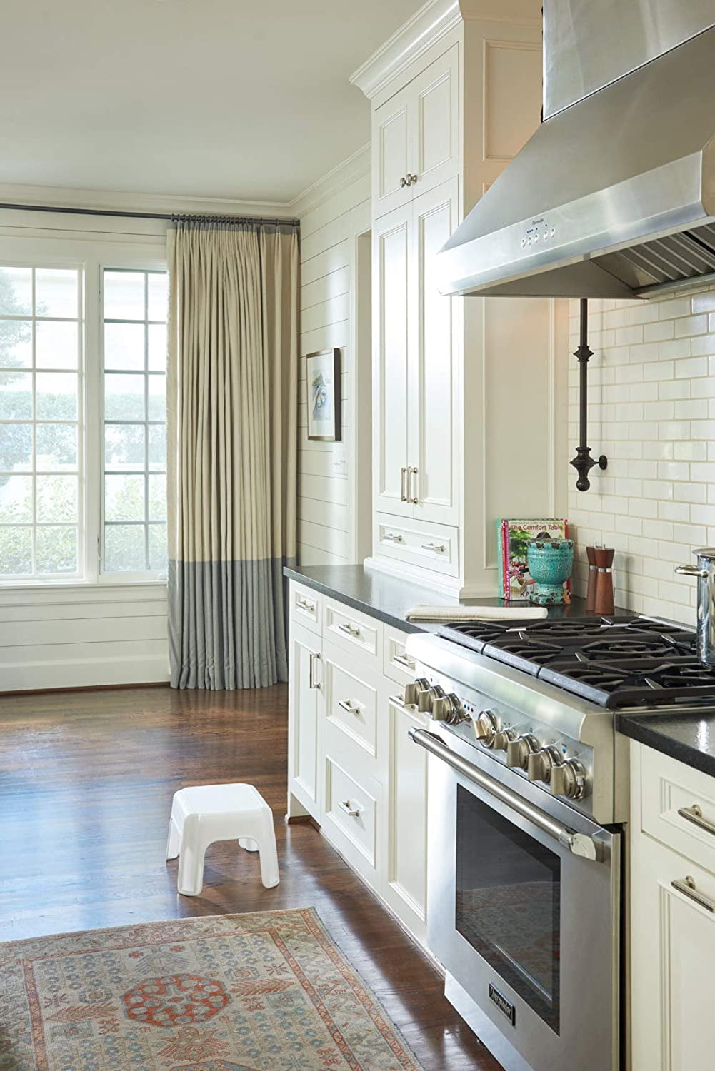 Rubbermaid Basic 1-Step Stool, White