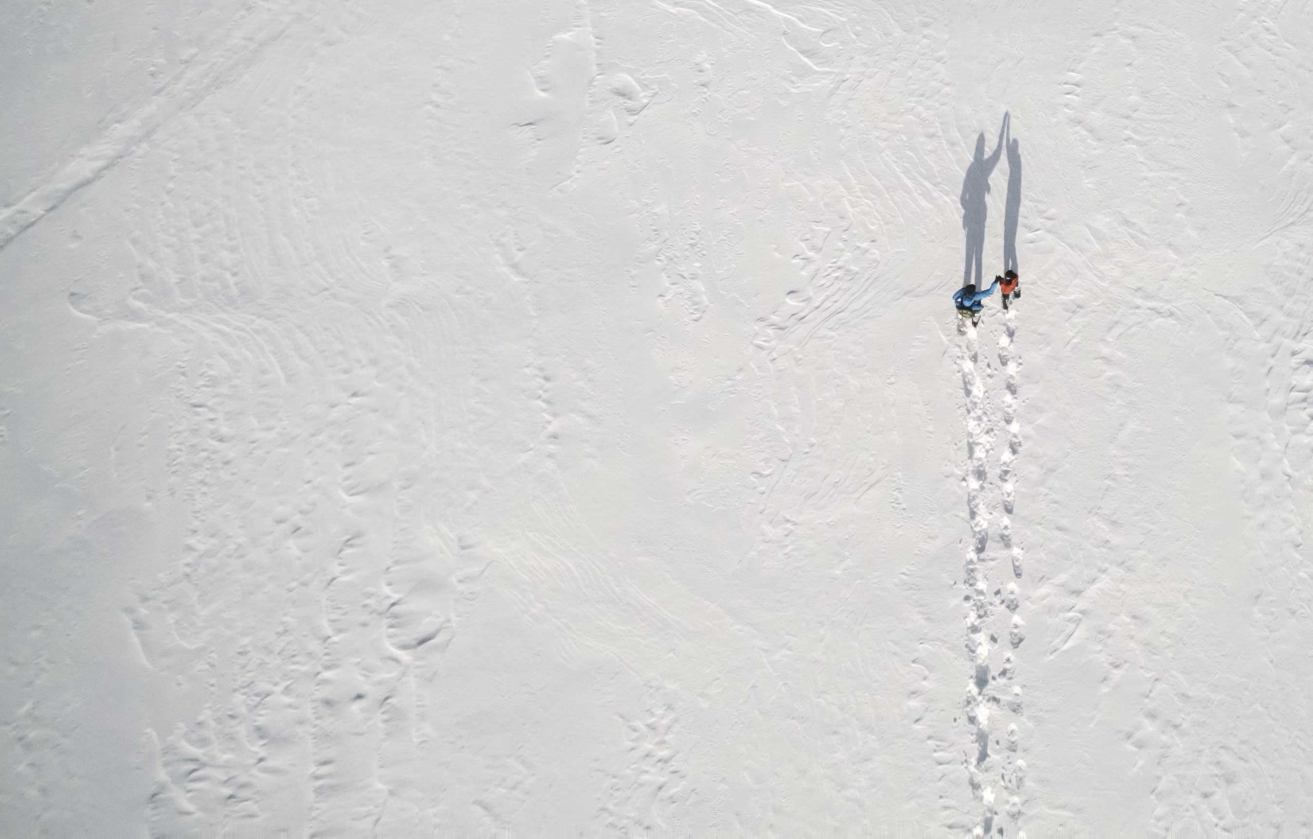 Expedition Outdoors Norsk Snowshoe Kit, Winter walker Lightweight Aluminum Snowshoes, Size 30, with Trekking Poles, and Carry Bag for Adult Men and Women.