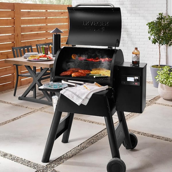 Pro 575 Wifi Pellet Grill and Smoker in Black