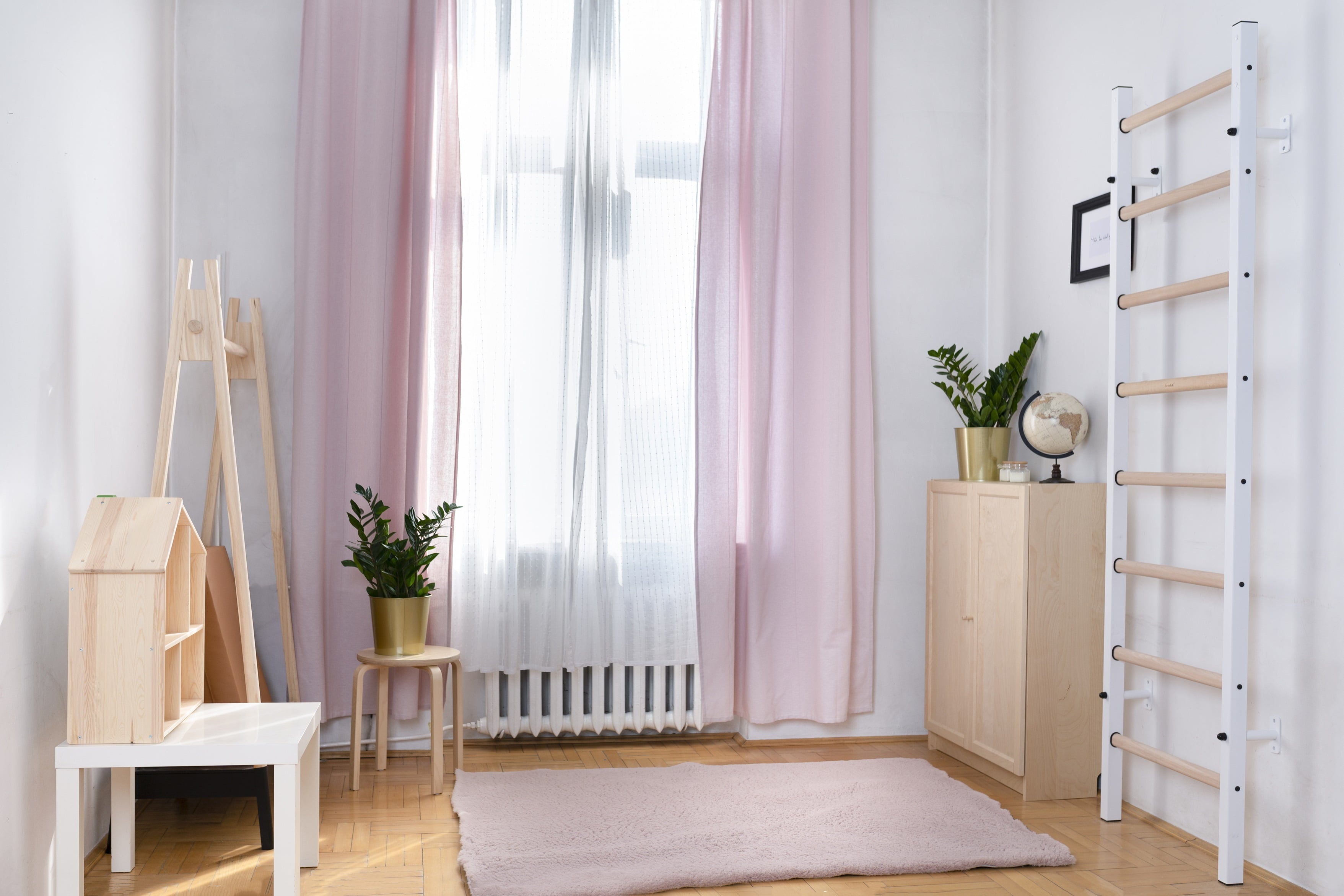 BenchK 200 White Wall bars with a steel frame and 8 solid beech rungs