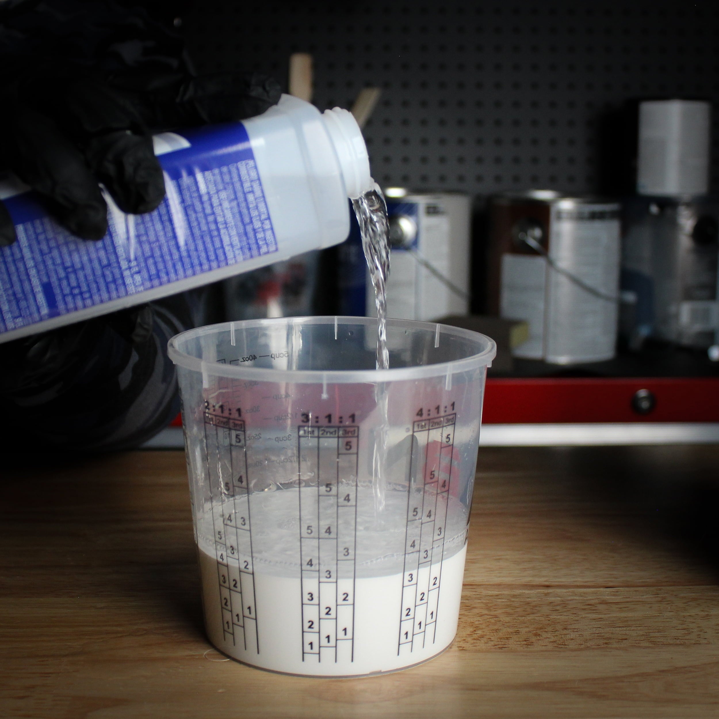 ABN 32 Oz 1000ml Quart Disposable Flexible Clear Graduated Plastic Mixing Cups with Lids 100 Pack Use for Paint, Resin, Epoxy, Art, Kitchen, Baking - Measuring Ratios 1:1, 2:1:1, 3:1:1, and 4:1:1