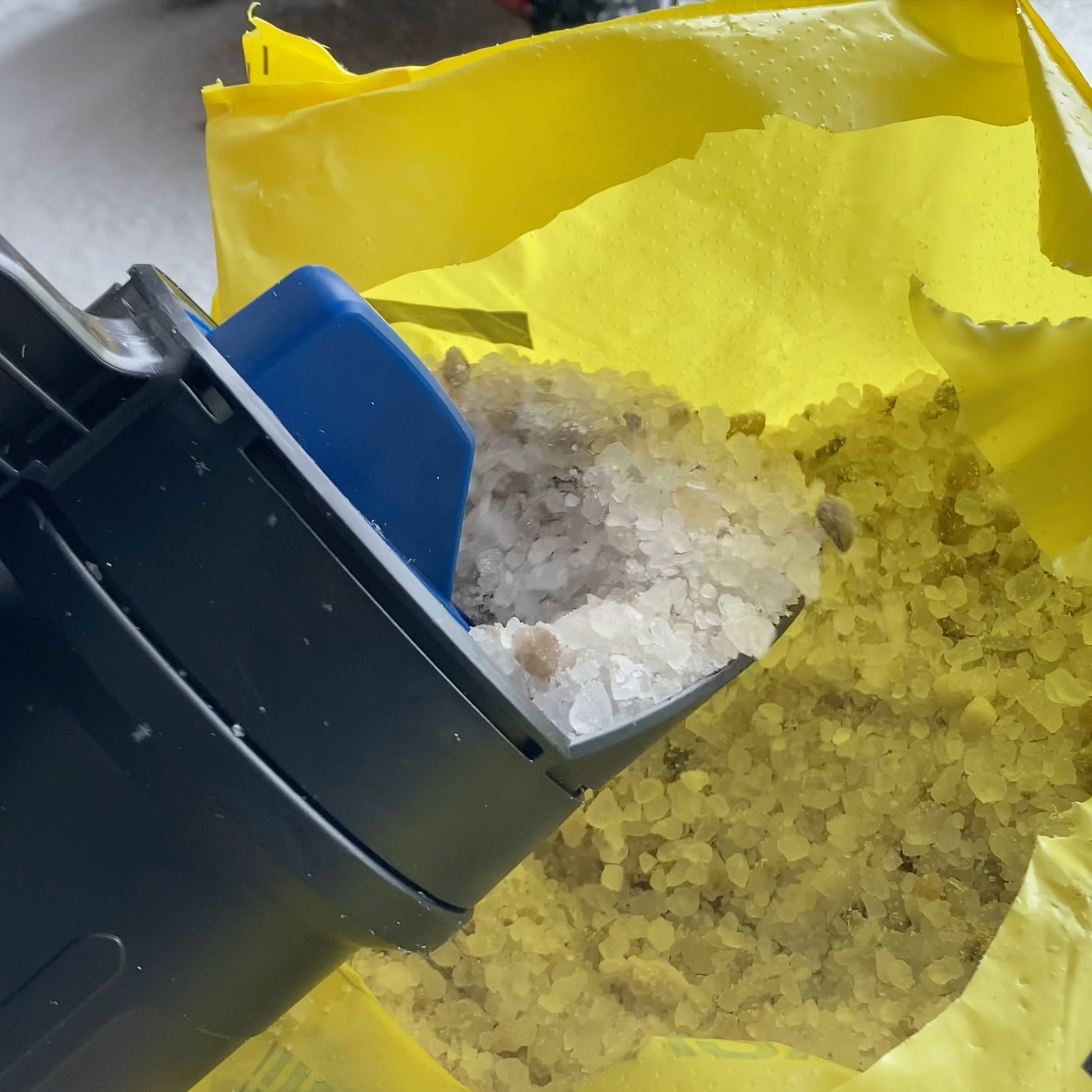 Chapin 8743A Hand Ice Melt, Salt, and Seed Spreader