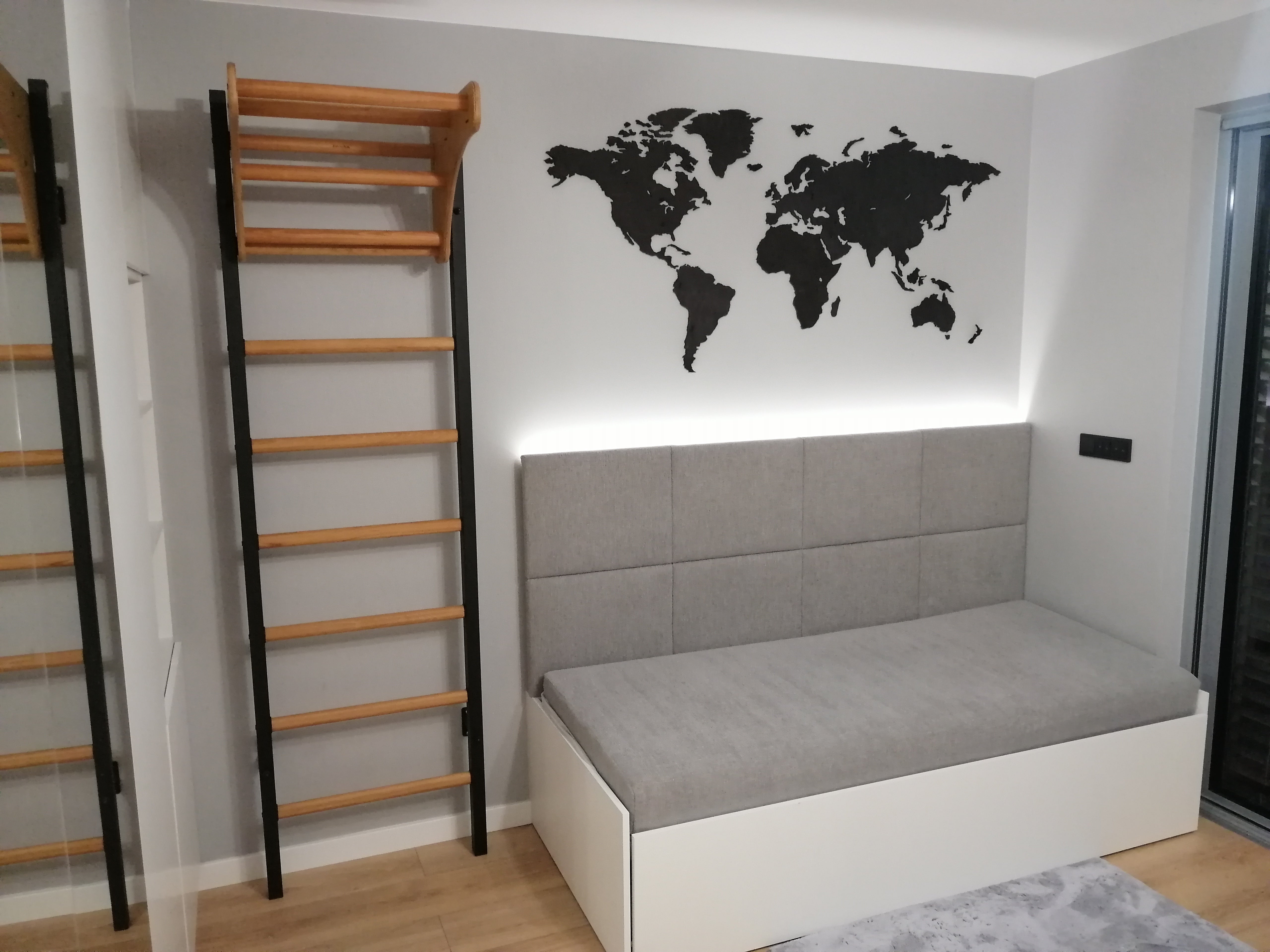 BenchK 211 Black Wall bars with adjustable beech wood pull-up bar