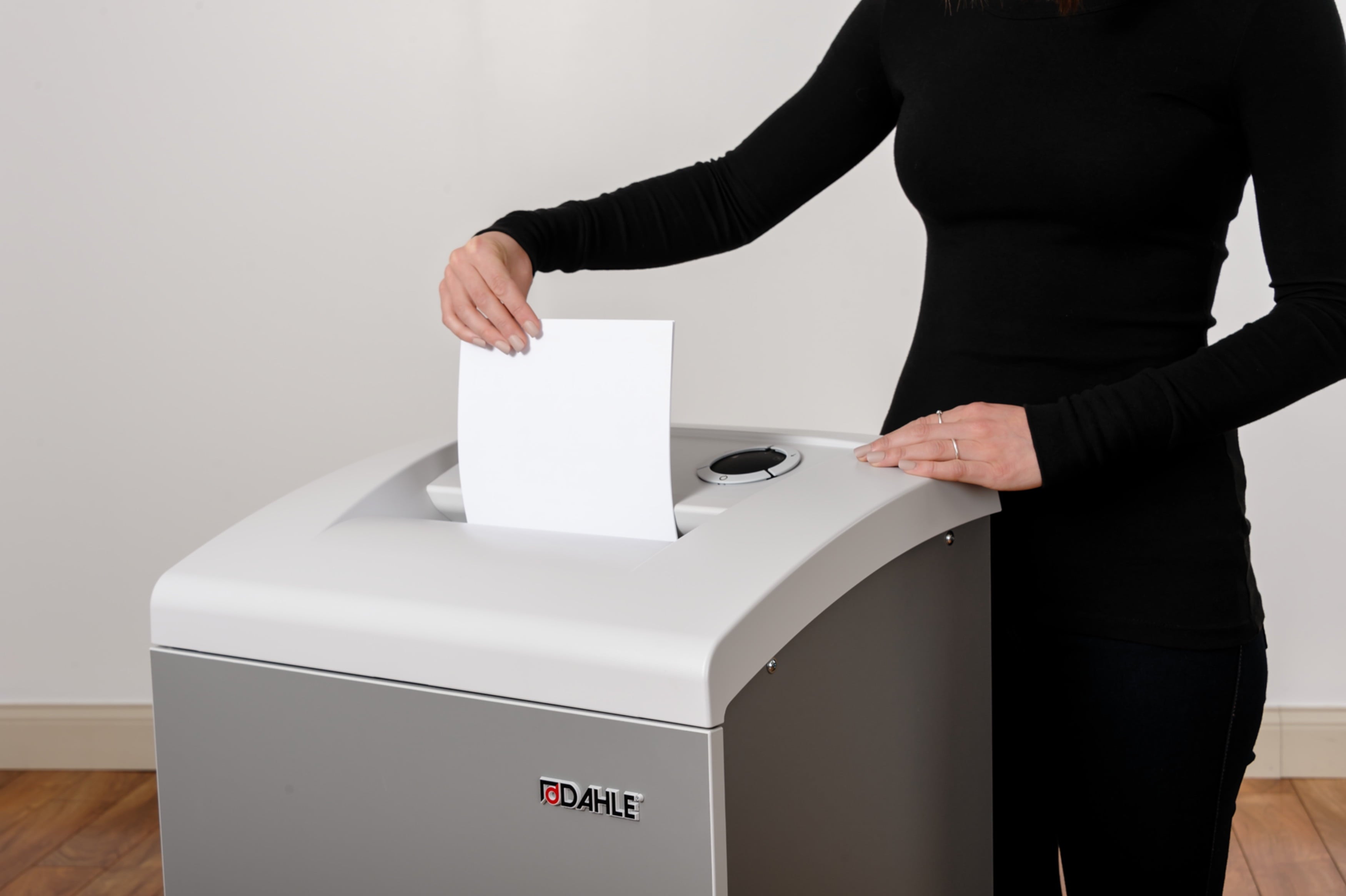 Dahle 40406 Oil-Free Paper Shredder w/Jam Protection, German Engineered, 30 Sheet Max, Level P-2