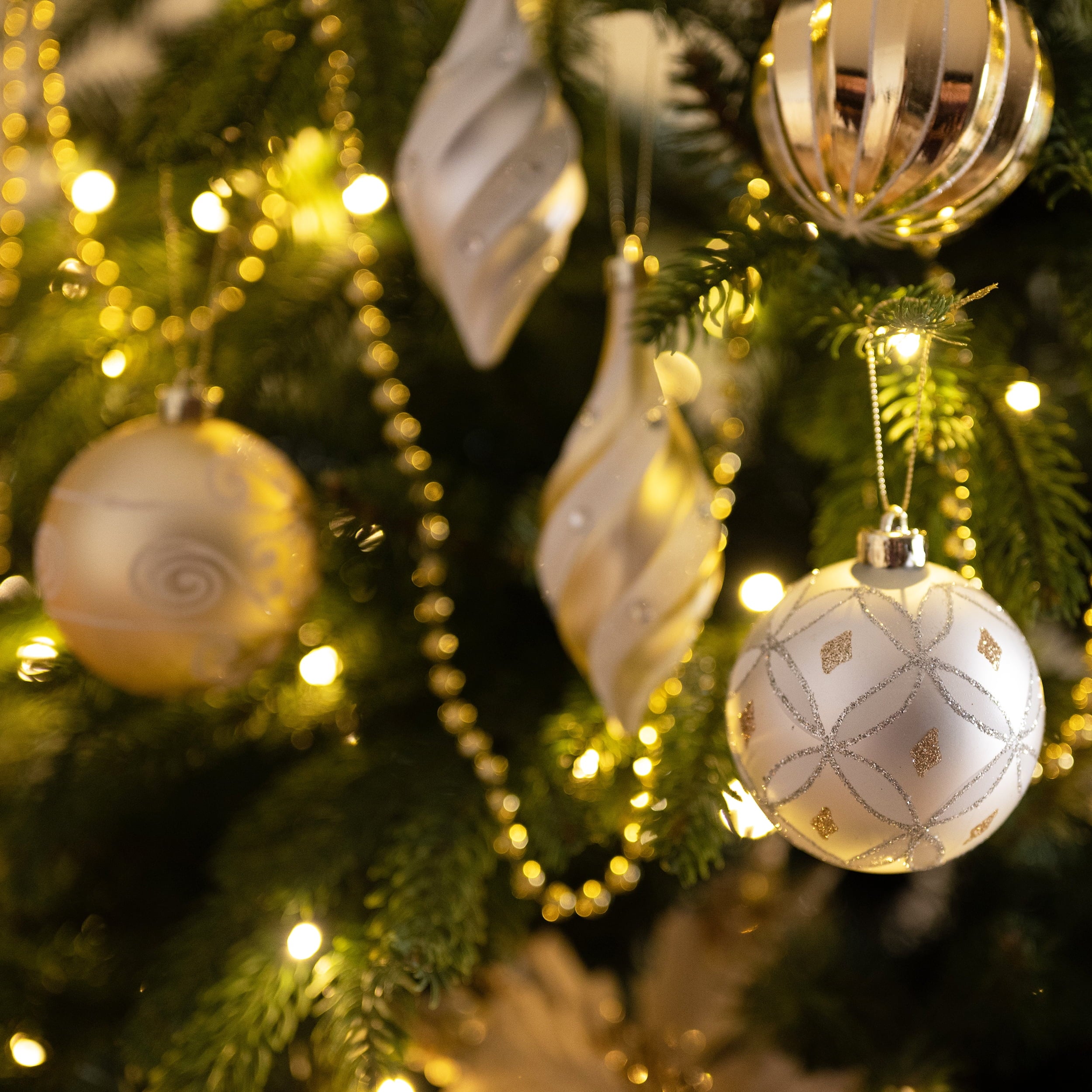 Valery Madelyn 40ct Christmas Ball Ornaments Decor, Elegant White and Gold Shatterproof Assorted Christmas Tree Ornaments Value Pack for Xmas Decoration