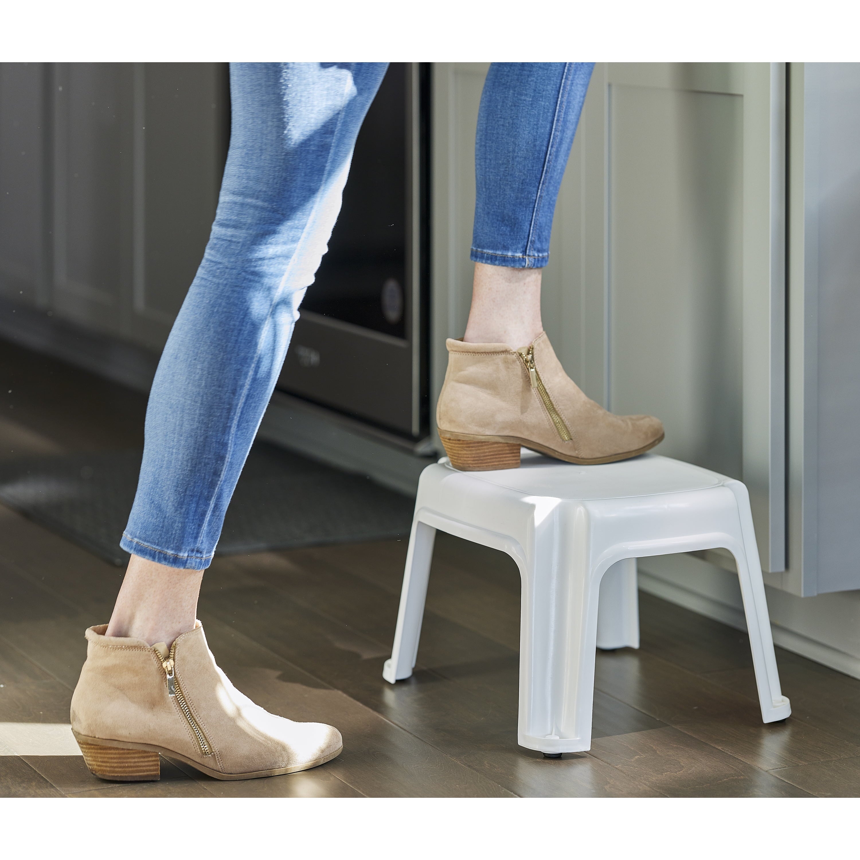 Gracious Living 9.5-Inch Tall, Sturdy Non Slip Plastic Single Level Home Step Stool, White