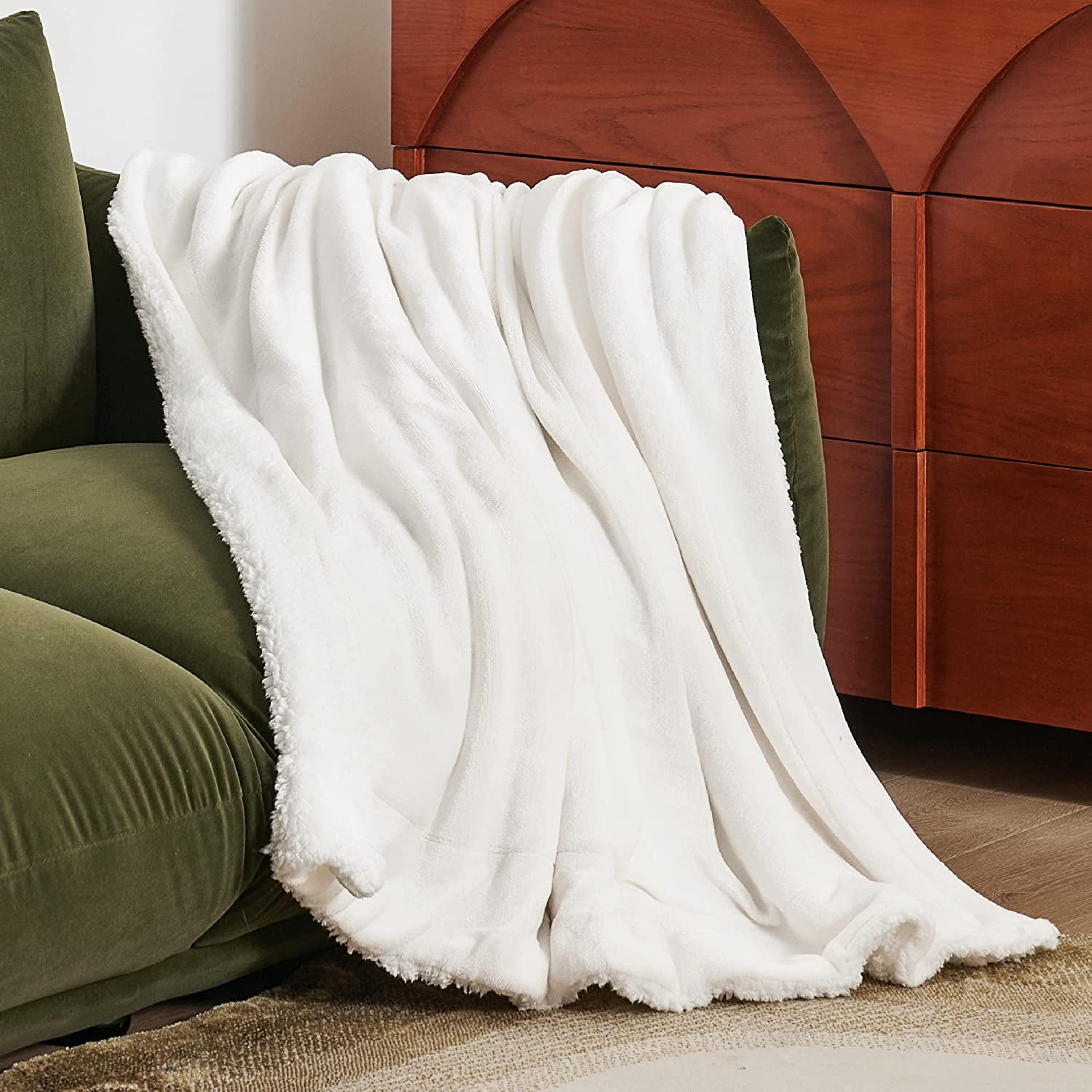 Bedsure Sherpa Fleece Throw Blanket White - Thick and Warm Blankets,Soft Fuzzy Throw, 50x60 inches