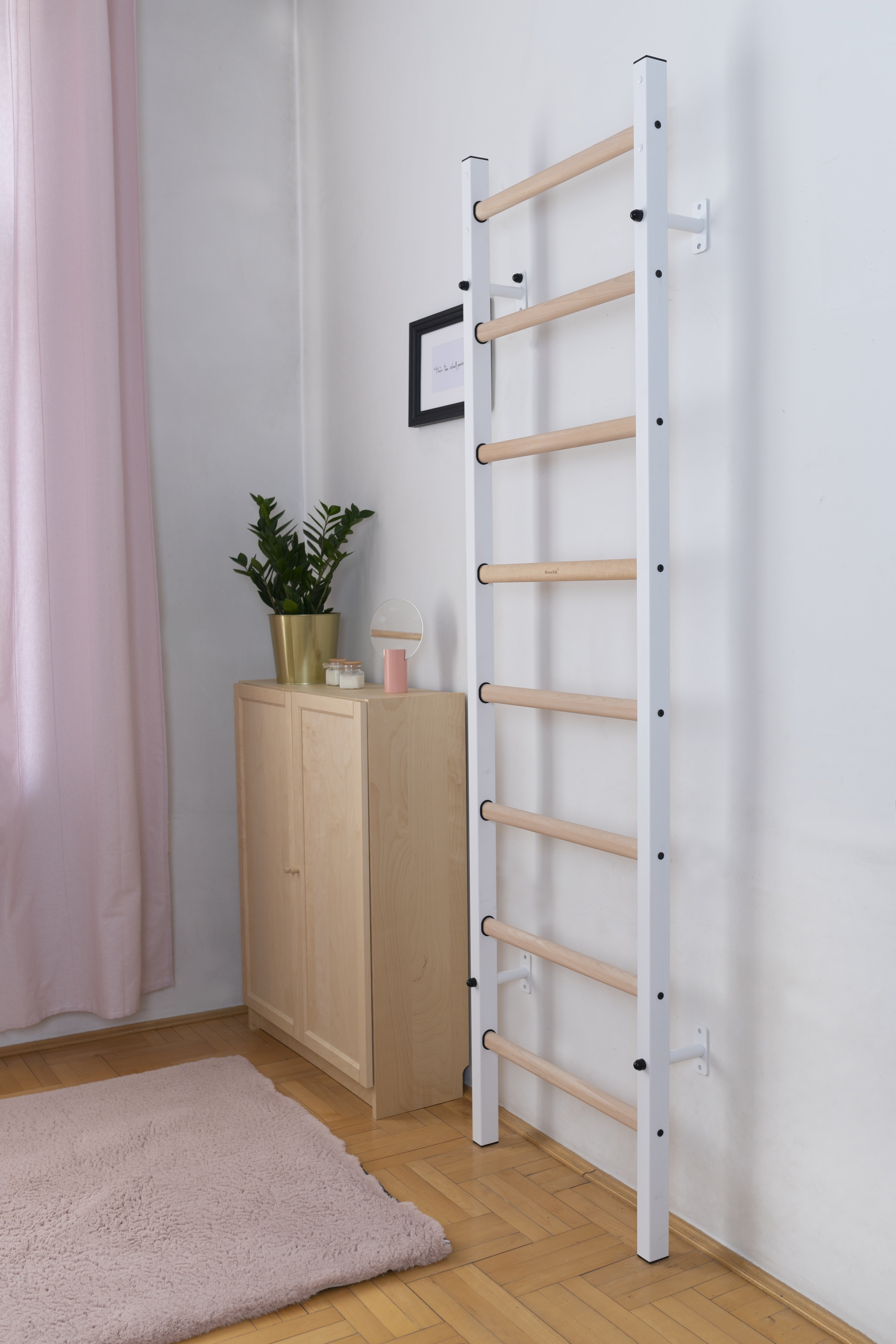 BenchK 200 White Wall bars with a steel frame and 8 solid beech rungs