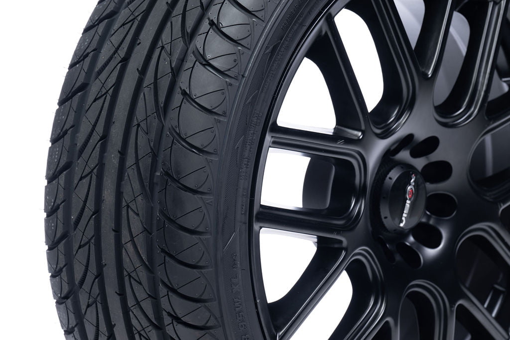 UltramaX HP All-Season Tire - 235/55R17 99W