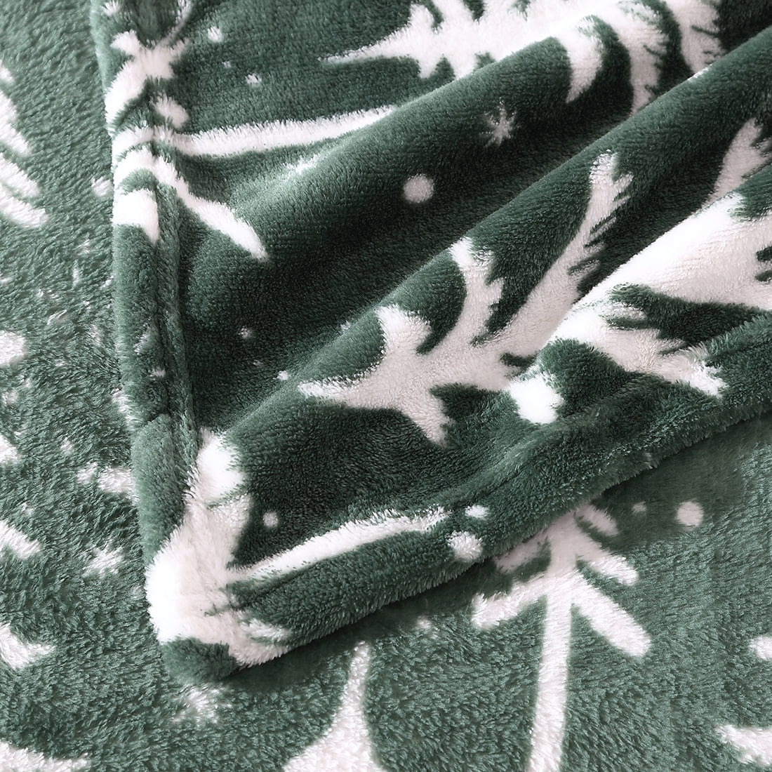 MagnifiScent 50X60 Christmas Tree Scented Throw