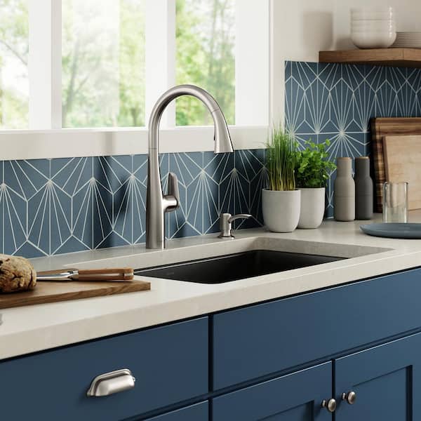 Easmor Single-Handle Pull Down Sprayer Kitchen Faucet in Vibrant Stainless