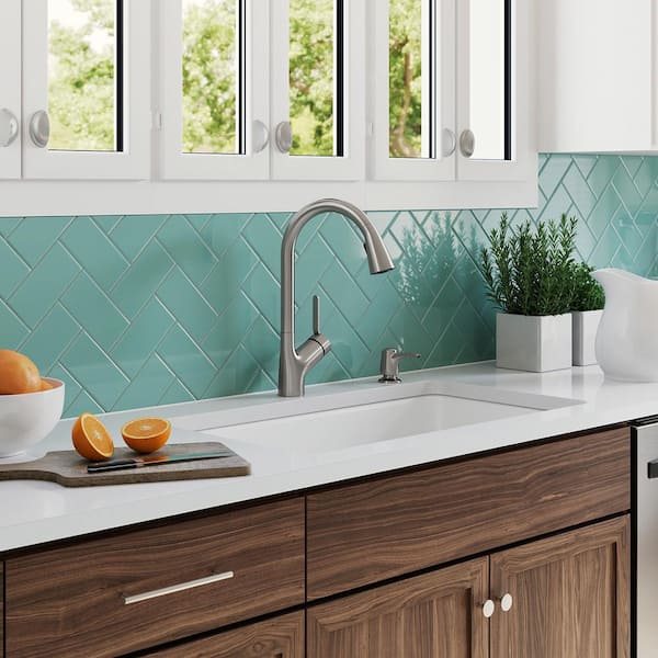 Setra Single-Handle Pull-Down Sprayer Kitchen Faucet in Vibrant Stainless