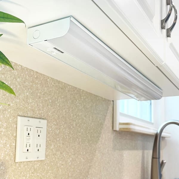 18 in. 9-Watt Hardwire LED Undercabinet Light 3CCT