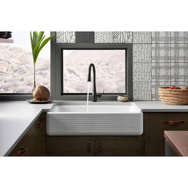 Simplice Single-Handle Pull-Down Sprayer Kitchen Faucet with DockNetik and Sweep Spray in Matte Black