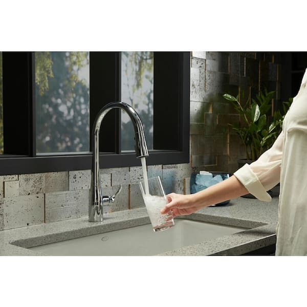 Simplice Single-Handle Pull-Down Sprayer Kitchen Faucet with DockNetik and Sweep Spray in Polished Chrome