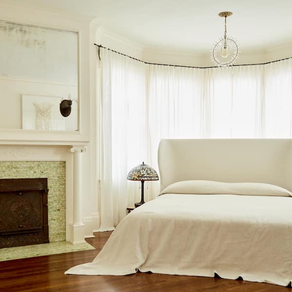 Elena 25.25 in. Antique Bronze Daffodil Tiffany-Style Stained Glass Table Lamp