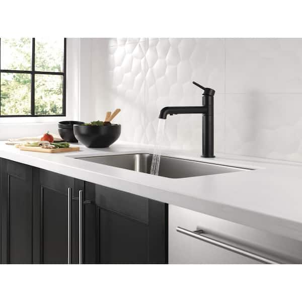 Trinsic Single-Handle Pull-Out Sprayer Kitchen Faucet In Matte Black