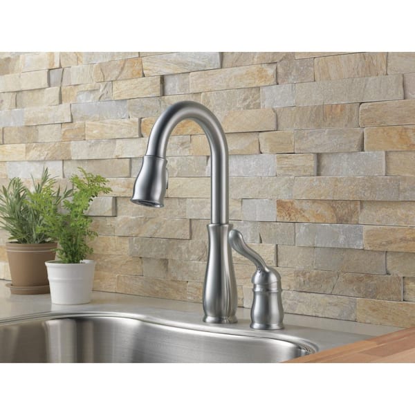 Leland Single-Handle Pull-Down Sprayer Kitchen Faucet with MagnaTite Docking in Arctic Stainless
