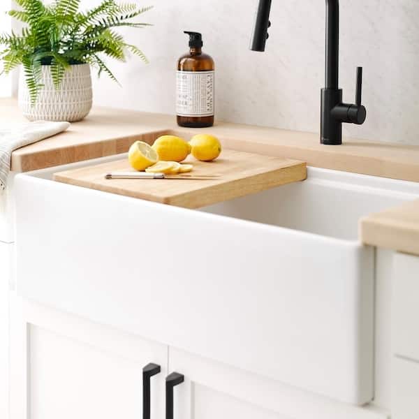 Bradstreet II Crisp White Fireclay 33 in. Single Bowl Farmhouse Apron Workstation Kitchen Sink Kit
