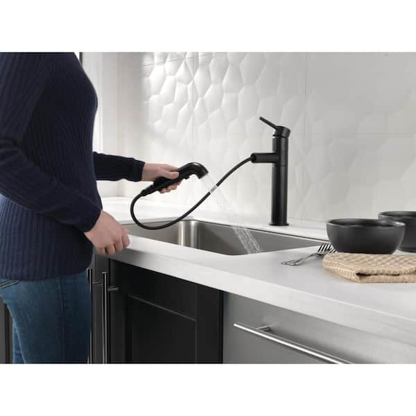 Trinsic Single-Handle Pull-Out Sprayer Kitchen Faucet In Matte Black