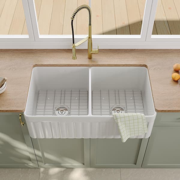 33 in. Farmhouse Apron Front Single Bowl Kitchen Sink in White Fireclay, Grids and Strainer Included