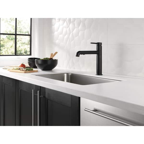Trinsic Single-Handle Pull-Out Sprayer Kitchen Faucet In Matte Black