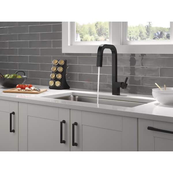Junction Single-Handle Pull-Down Sprayer Kitchen Faucet [with MagnaTite Docking] in Matte Black