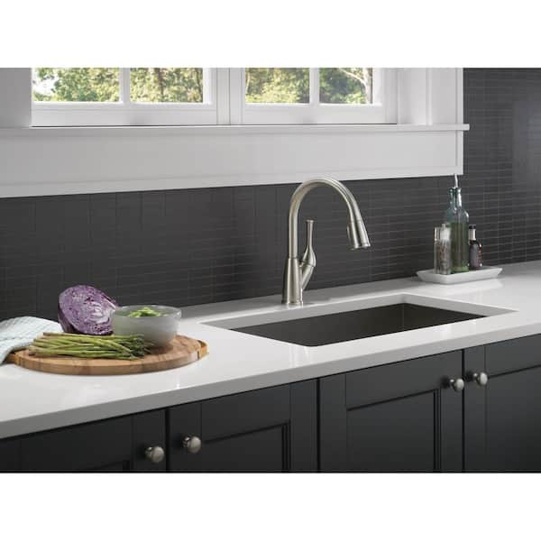 Classic Single Handle Pull Down Sprayer Kitchen Faucet in Stainless Steel