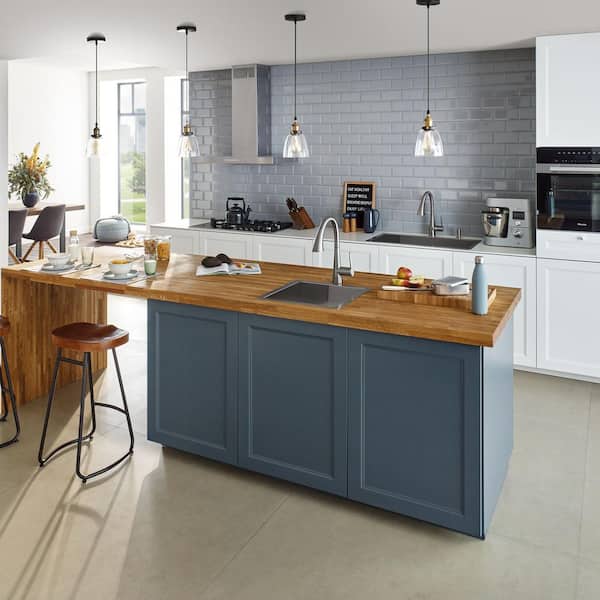 Zedra Single-Handle Pull-Out Sprayer Kitchen Faucet with Swivel Spout in SuperSteel Infinity Finish