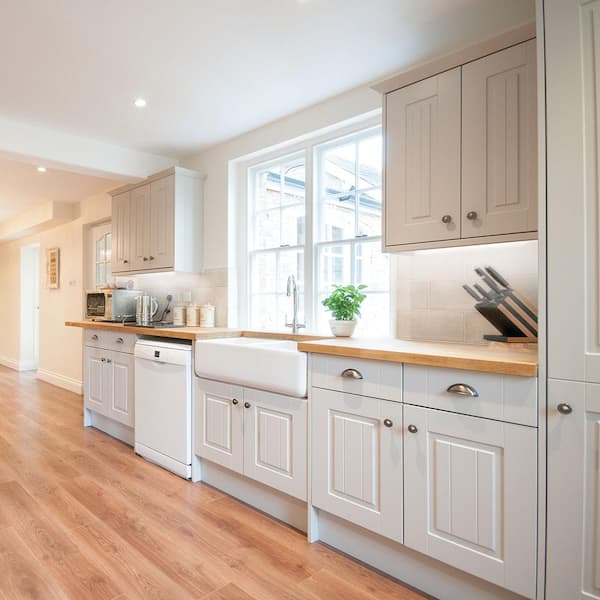 Contractor Select UCES 18 in. LED White Direct Wire Under Cabinet Light Switchable 544 Lumens 3000K 3500K 4000K