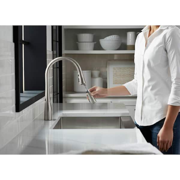 Simplice Single-Handle Pull-Down Sprayer Kitchen Faucet with DockNetik and Sweep Spray in Vibrant Stainless