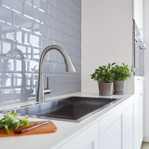 Zedra Single-Handle Pull-Out Sprayer Kitchen Faucet with Swivel Spout in SuperSteel Infinity Finish