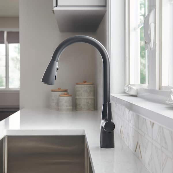 Fairbury 2S Single-Handle Pull-Down Sprayer Kitchen Faucet in Matte Black