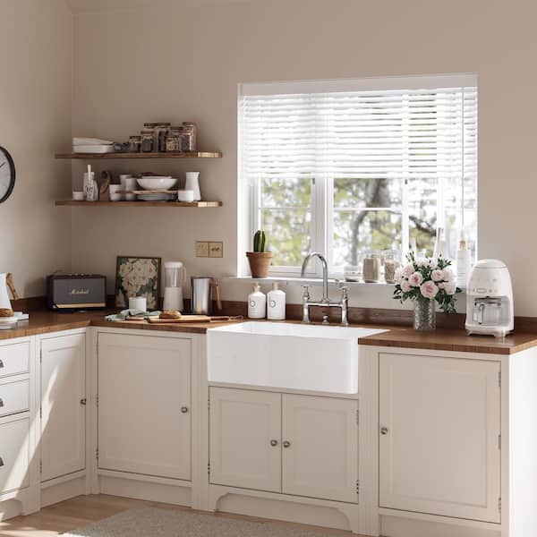 White Fireclay 33 in. Single Bowl Kitchen Sink Farmhouse Apron Front Kitchen Sink with Bottom Grid and Strainer