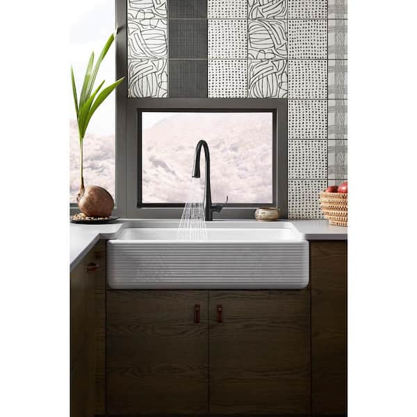 Simplice Single-Handle Pull-Down Sprayer Kitchen Faucet with DockNetik and Sweep Spray in Matte Black