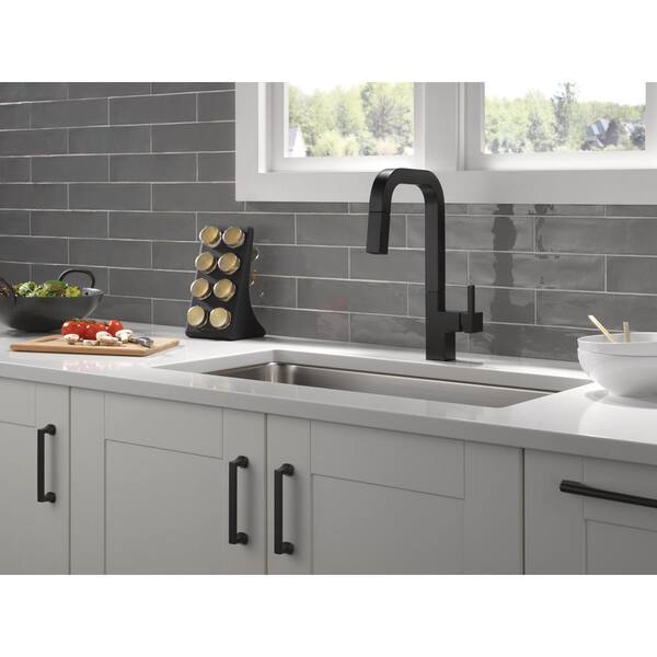 Junction Single-Handle Pull-Down Sprayer Kitchen Faucet [with MagnaTite Docking] in Matte Black