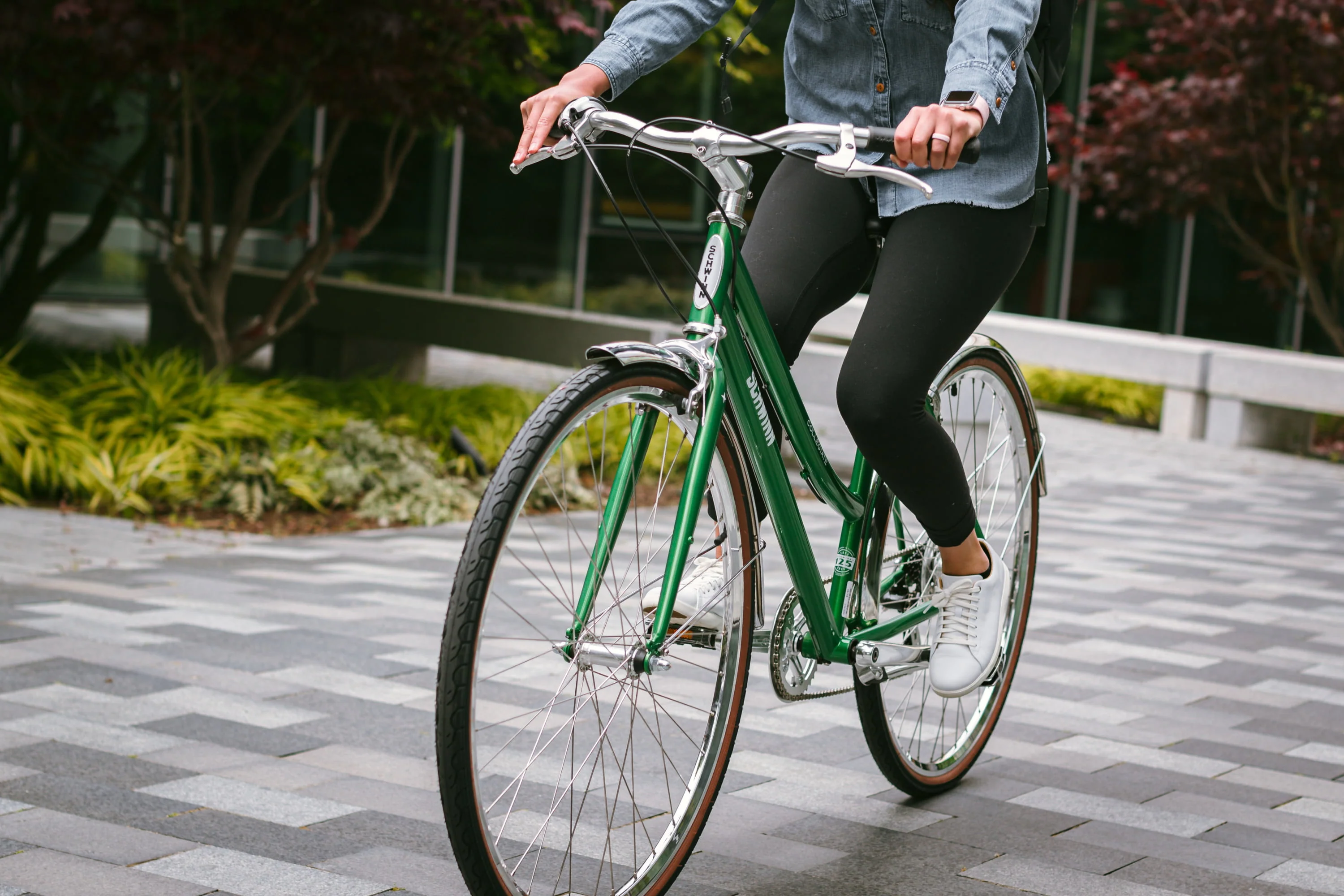 Schwinn Collegiate Adult Hybrid Bike, 8 speeds, 700c wheels, women’s 19 inch frame, medium, large