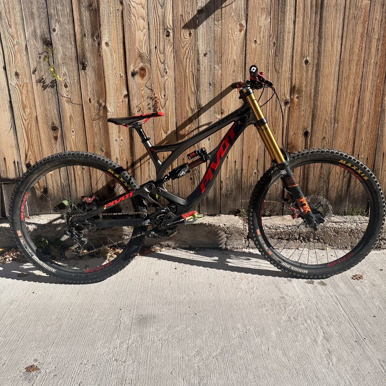 Pivot Phoenix Downhill Bike Medium Hope Fox Deity