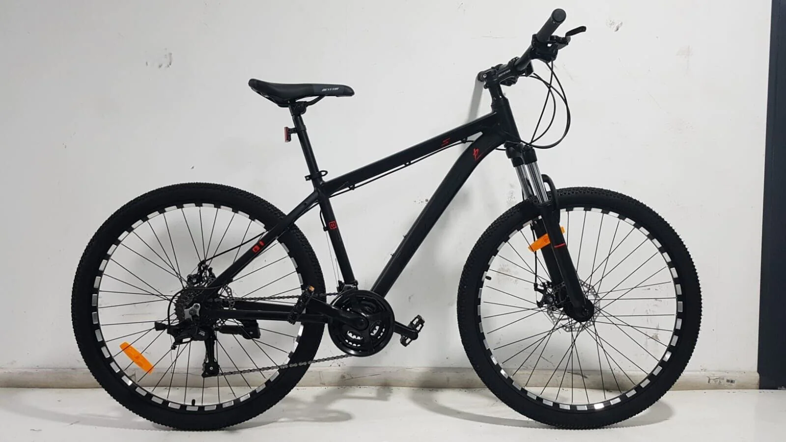 700c Hybrid road bike front suspension, dual disc 27 speed (3*9)