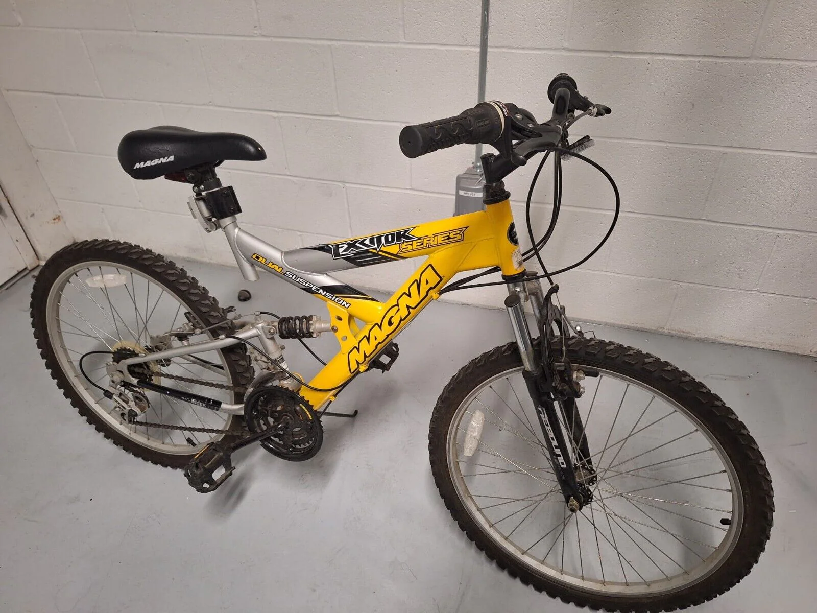 Magna Exciter Mountain Bike, 21 Speed, 26 Inch.  Very good condition!