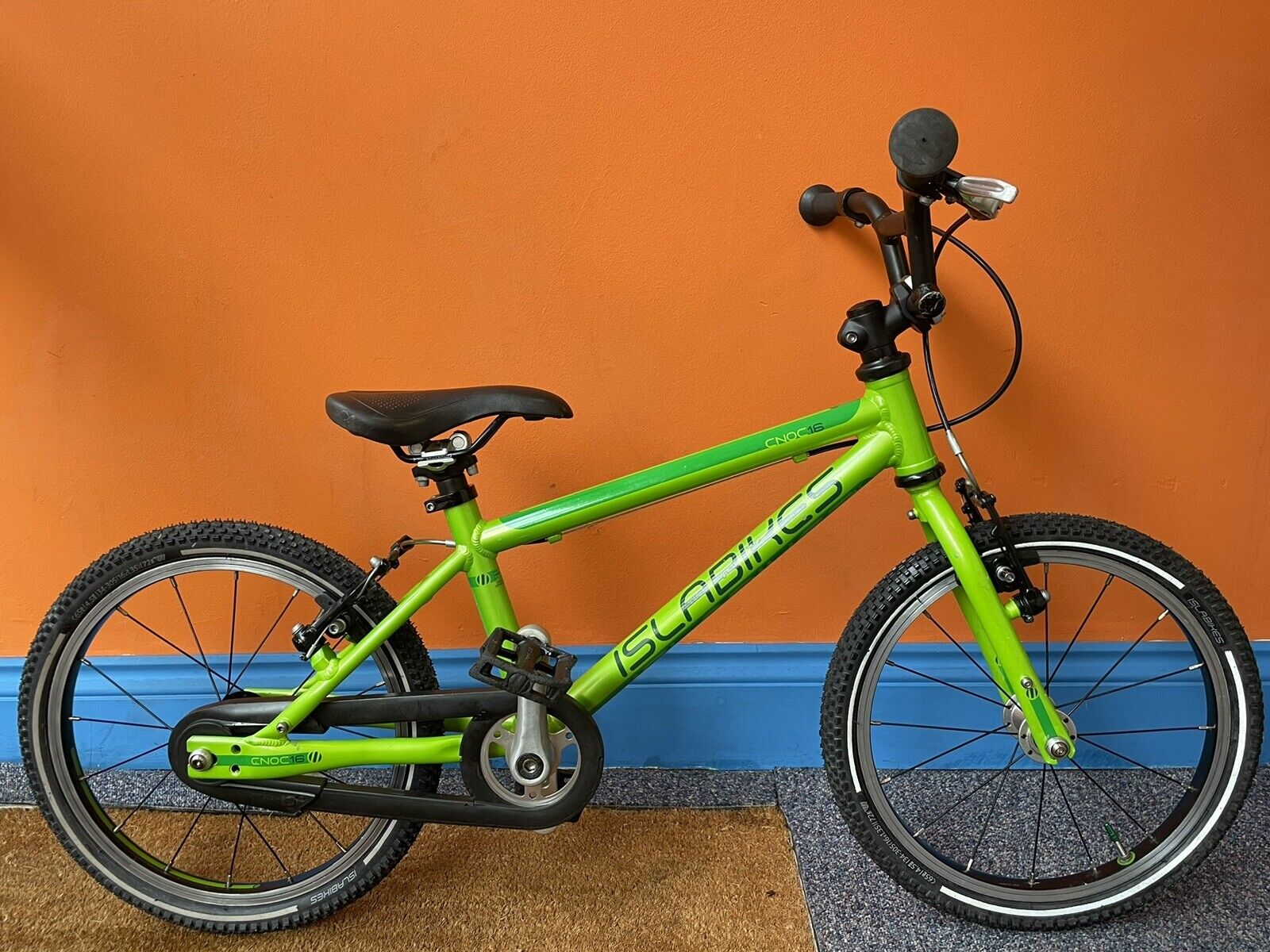 Islabikes cnoc 16 in lime green kids bike (equivalent to current cnoc 18)