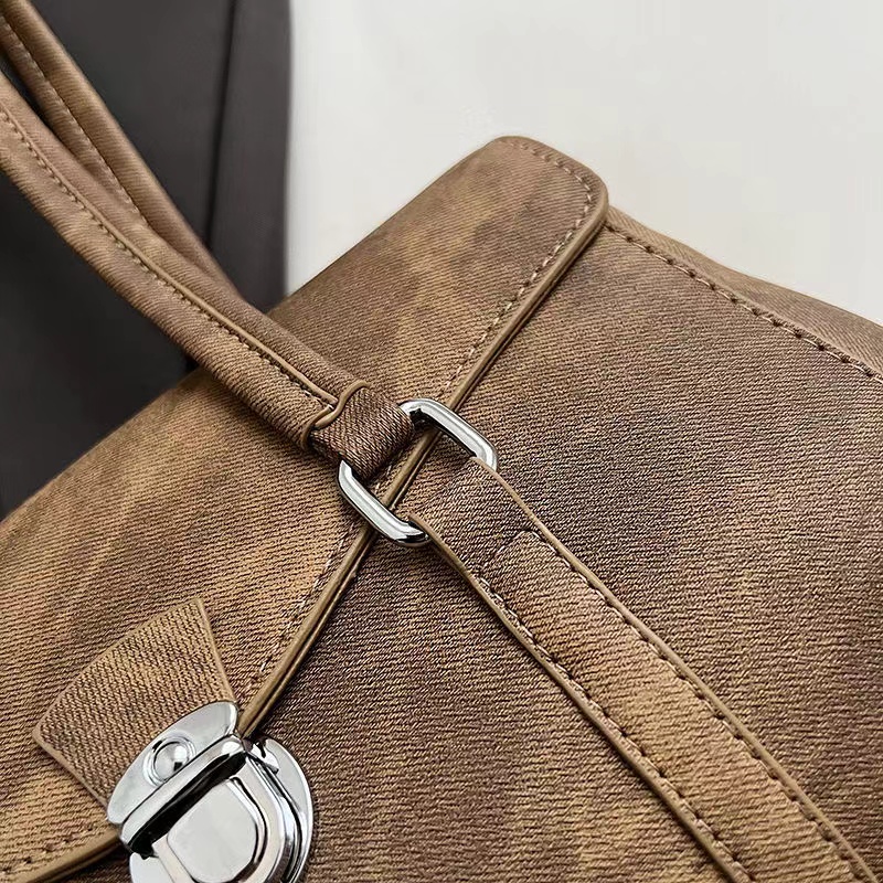 French niche light luxury bag for women 2023 new dual-use high-end shoulder bag retro versatile underarm baguette bag