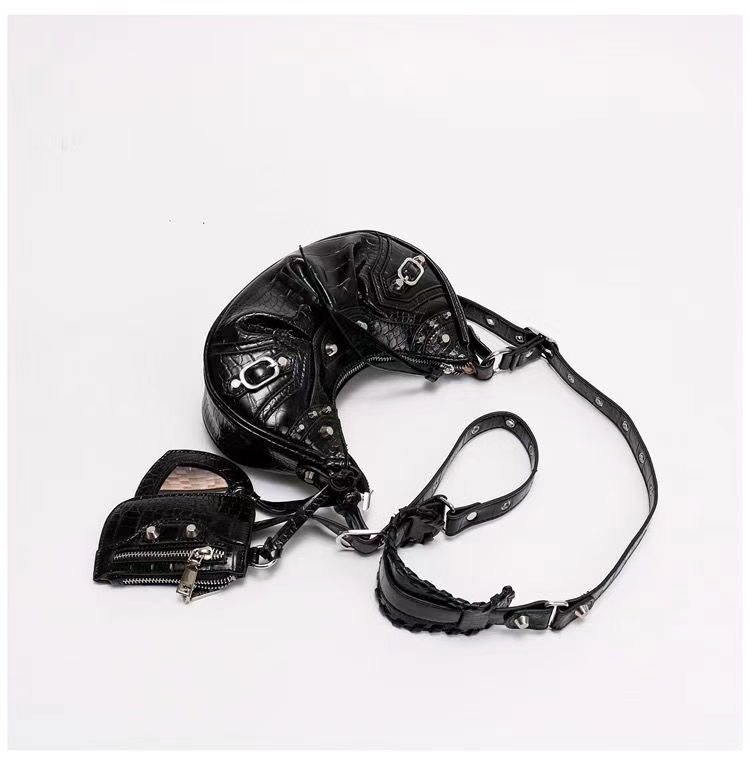 Women's bag 2024 new motorcycle bag underarm bag rivet tassel three-in-one pleated bag shoulder messenger bag