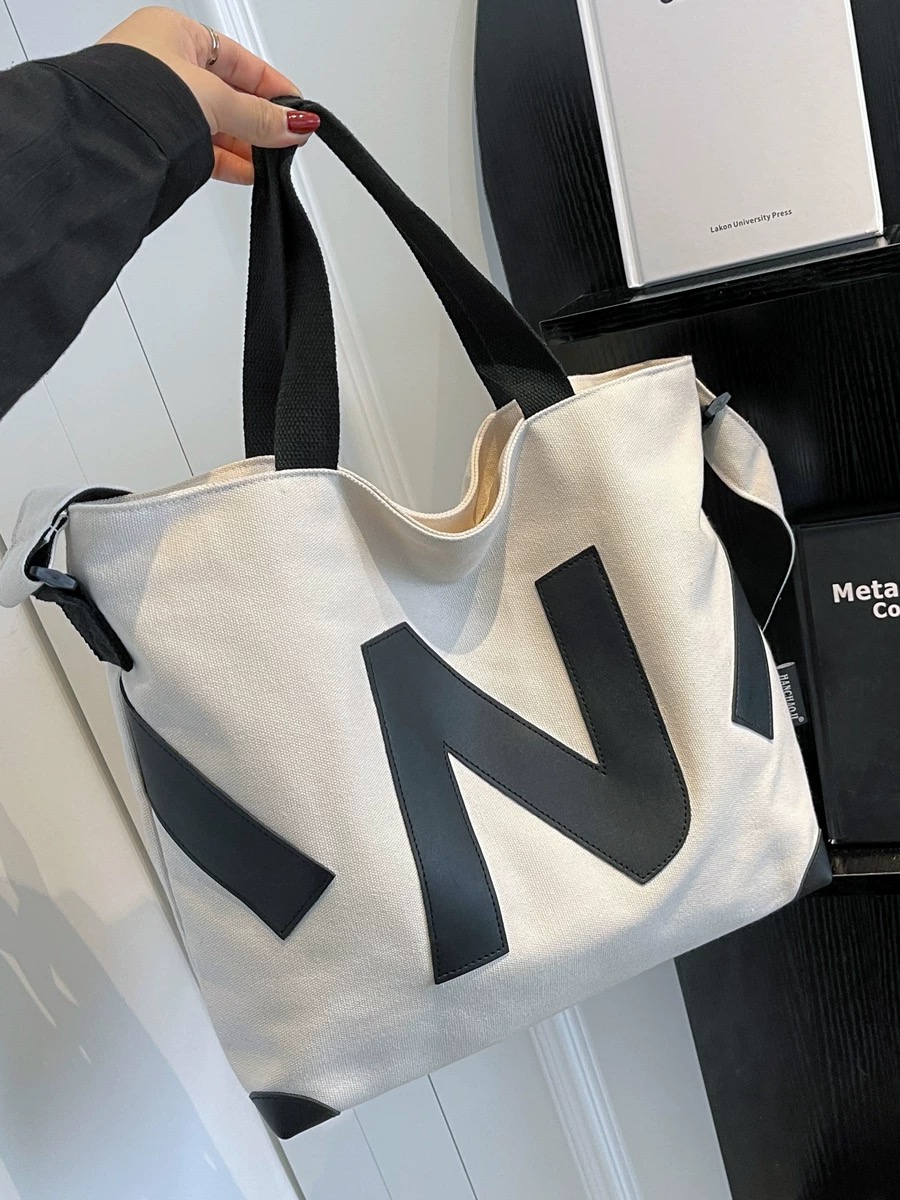 Korean large capacity nylon dumpling bag men and women 2024 new wide shoulder strap daily messenger bag