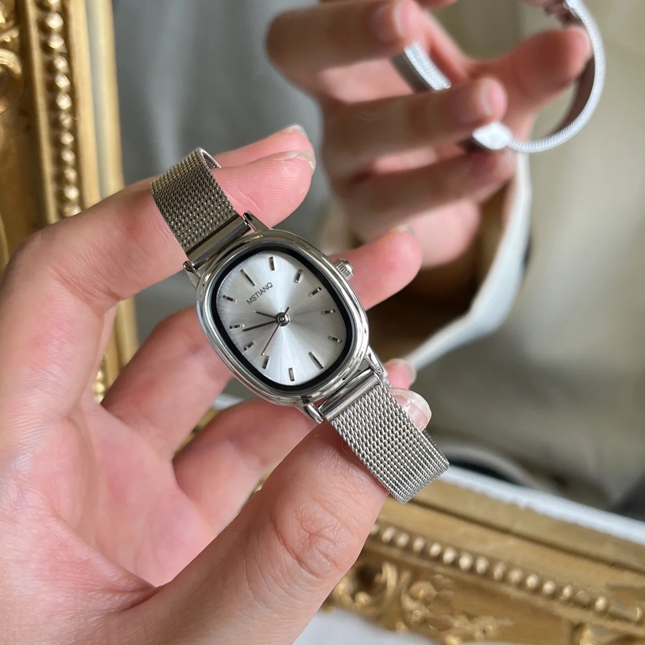 Niche ins light luxury oval small dial watch for women simple cold style high-end sense all-match retro watch for women