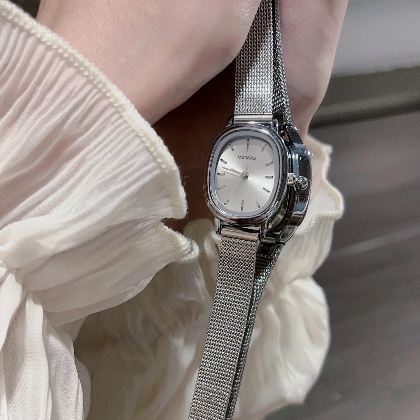 Niche ins light luxury oval small dial watch for women simple cold style high-end sense all-match retro watch for women