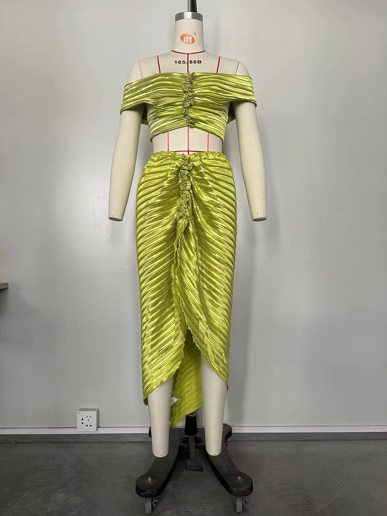 Women Solid Pleated Off Shoulder Top and Skirt Two-Piece Set