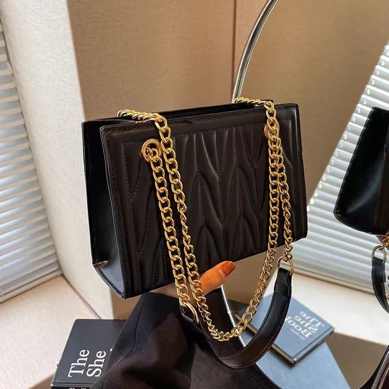 Amy Rabbit Women's Bag 2024 New Fashion Chain Niche Design Versatile Commuter Embroidery Design Shoulder Messenger Bag