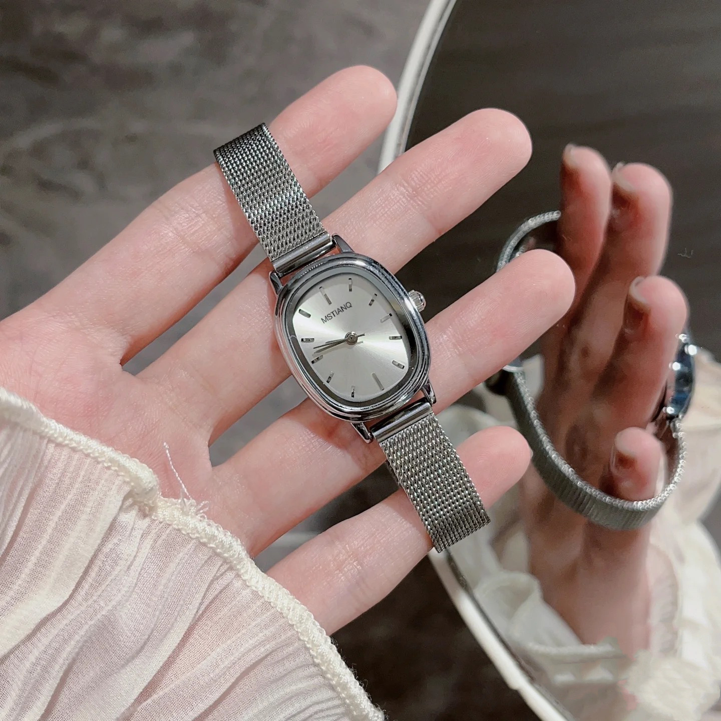 Niche ins light luxury oval small dial watch for women simple cold style high-end sense all-match retro watch for women